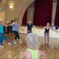 Publikohet video: Disa zonja amerikane vallëzojnë me këngën 'Xhamadani vija-vija'