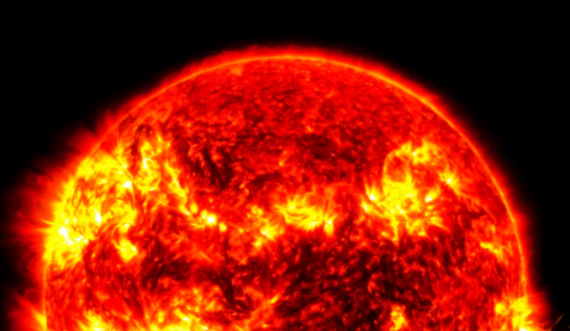 Dielli lëshon valën magnetike më të madhe të zjarrtë në afro një dekadë