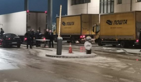  Policia e Kosovës: Personat e ndaluar në Merdare i kthyem mbrapsht në Serbi, kamionët me material për referendum janë në Doganë 