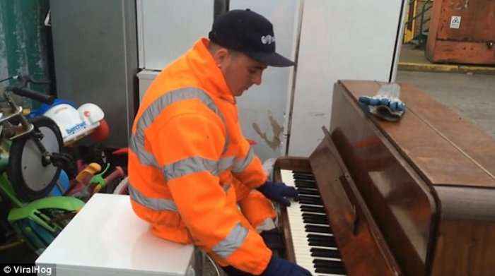 Shikoni se çfarë melodie të bukur bënë ky punëtorë më një piano të vjetër(Video+Foto)