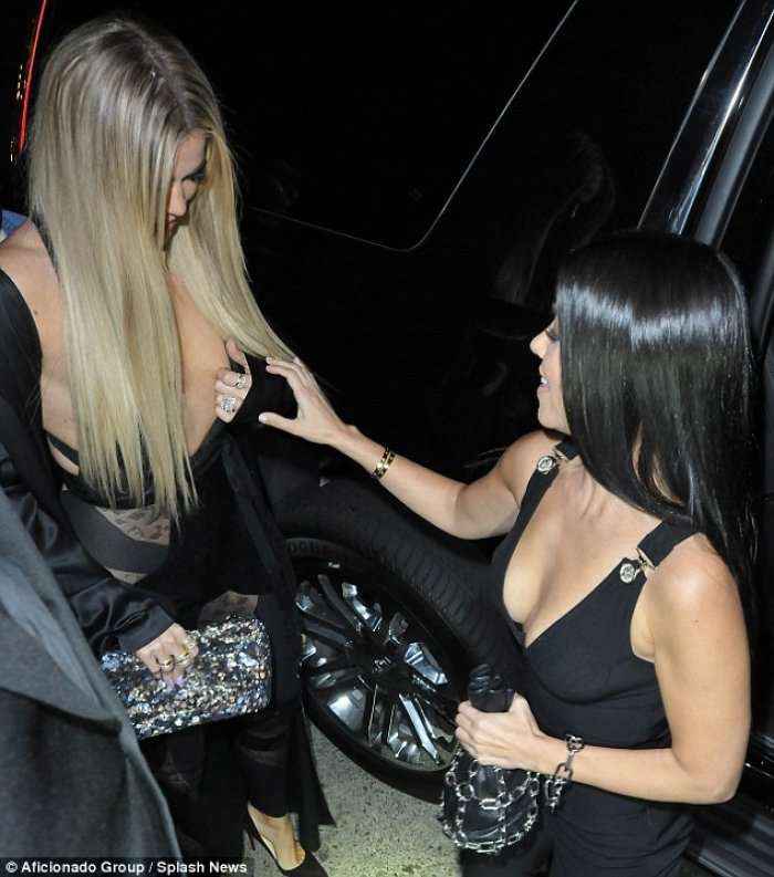 Motrat Kardashian e teprojnë, i kapin gjoksin njëra-tjetrës