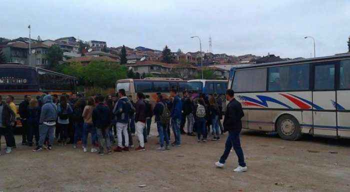 Nxënësit e Podujevës tentojnë të shkojnë në ekskursion pa leje të Drejtorisë së Arsimit