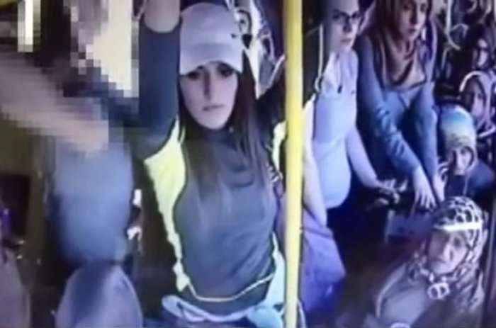 Ngacmon një vajzë në autobus, shihni çfarë i ndodh (Video)