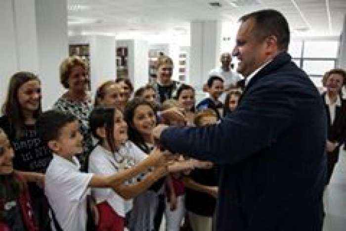 Ahmeti fton të rinjtë dhe lexuesit të shfrytëzojnë bibliotekën “Hivzi Sylejmani”