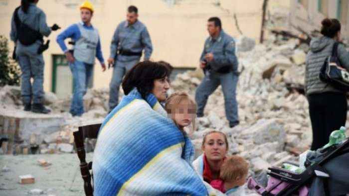 Familja shqiptare tek rrënojat e tërmetit në Itali (Foto)