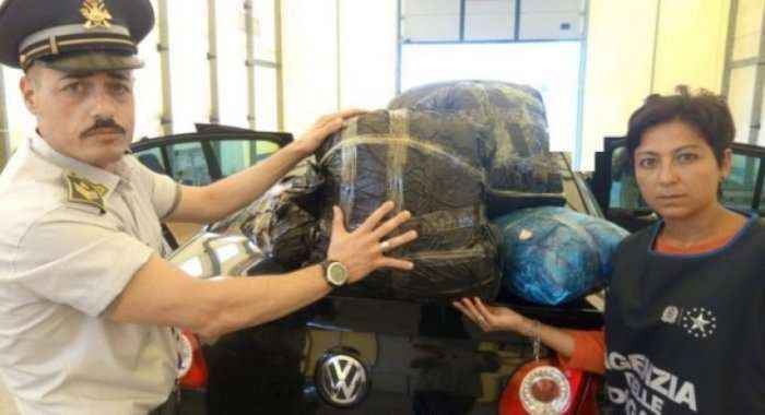 Çifti shqiptar për “turizëm” në Itali me 17 kg marihuanë në veturë