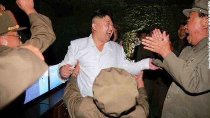 Koreja e Veriut teston raketën balistike, lideri duket qartazi i kënaqur (Foto)