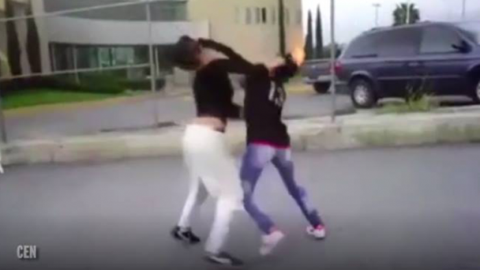 Dy vajza masakrojnë njëra-tjetrën në mes të rrugës (Video)
