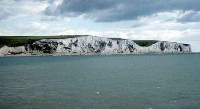 Notuesi britanik mbytet në Kanalin Anglez, vendi që ndanë Anglinë e Francën
