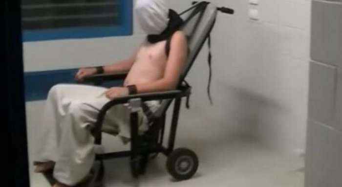 Policia lidh të burgosurin adoleshent në karrige, keqtrajtohet për dy orë (Video)