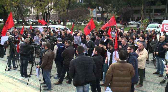 Partia Socialiste dhe VV-ja sot protestojnë para ambasadës së Kosovës në Tiranë