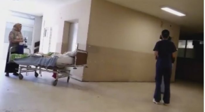 Pacienti në Infektivë e pret doktorin i ulur në dysheme