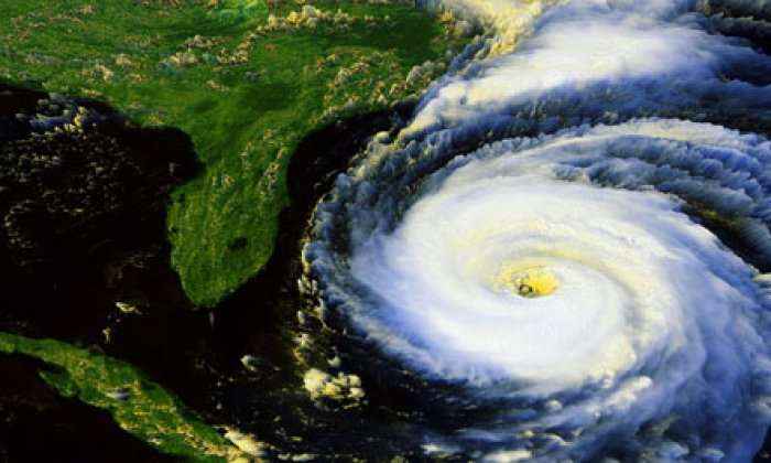 Stuhia tropikale i drejtohet Floridës
