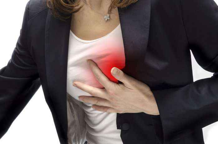 6 shenjat befasuese të sëmundjes së zemrës, të cilat  KURRË nuk duhet t’i injoroni