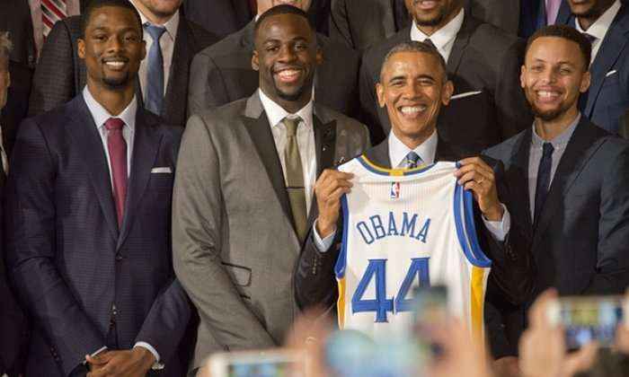 Obama pret kampionët e NBA-së