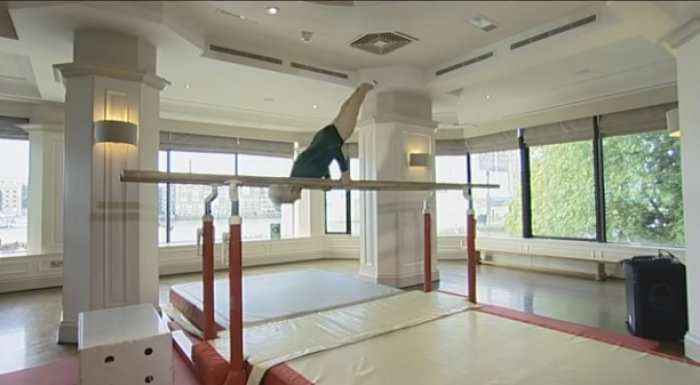Supergjyshja që bën gjimnastikë si një 20-­vjeçare (Video)