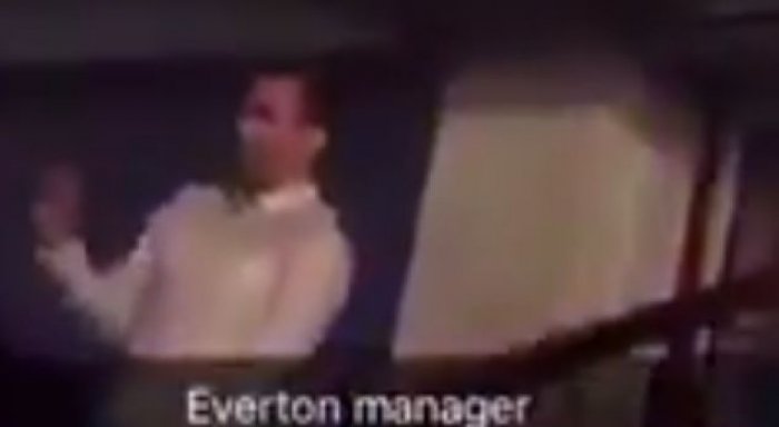 Trajneri i Evertonit duke vallëzuar ‘qyqekun’ (Video)