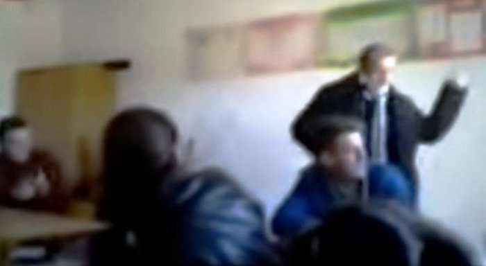 Mësuesi shqiptar qëllon me thupër nxënësit (Video)