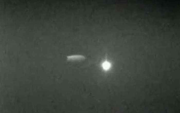 Vërehet një UFO në formë cigareje afër Venerës