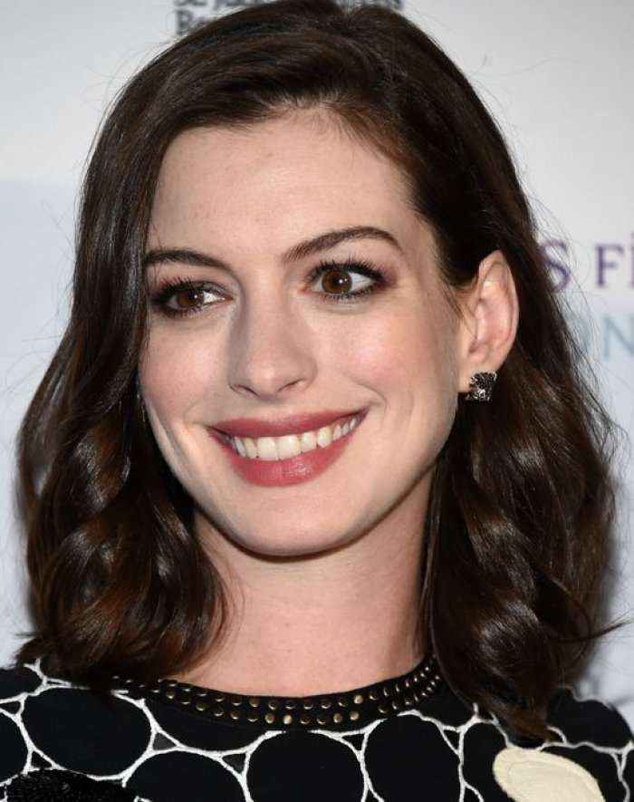 Anne Hathaway siç nuk e keni parë asnjëherë, bëhet bjonde (Foto)