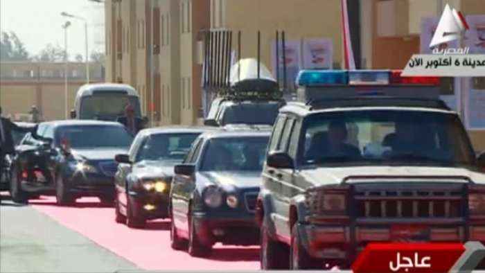Egjipti nuk po bëhet rehat: Populli në varfëri, El Sisi shtron katër kilometra tepih për eskortën e tij! (Video)