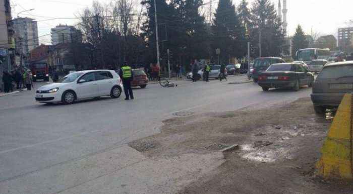 Aksident në Mitrovicë, përplaset vetura me biciklistin