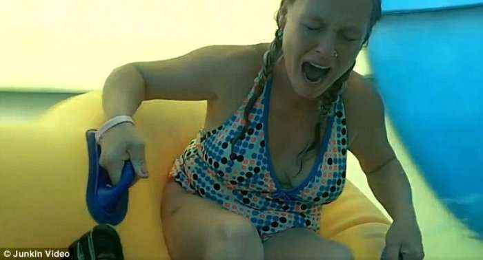 Kjo mama terrorizohet duke rrëshqitur në ujë (Video)