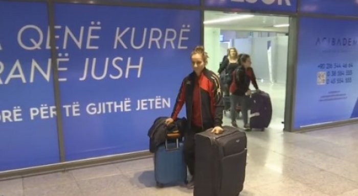 Majlinda kthehet në Kosovë, por se pret askush në aeroport (Video)