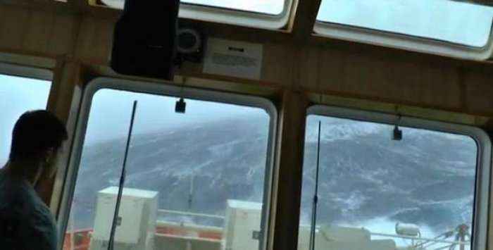 E frikshme: Ja si duket stuhia brenda një anije (Video)