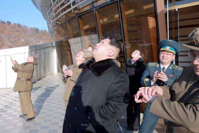 Koreja e Veriut lëshon raketën, zyrtarët qajnë nga gëzimi (Video)