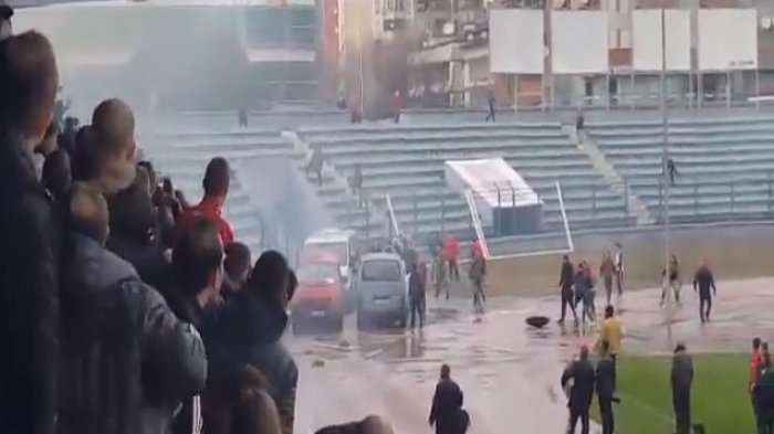 Përleshje mes tifozëve gjatë ndeshjes Tirana-Partizani (Video)