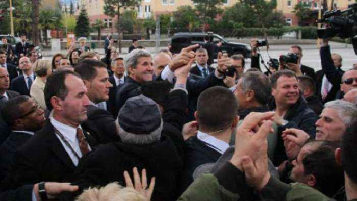 Kerry takon qytetarin nga Kosova: Popullit tënd jepi këtë mesazh