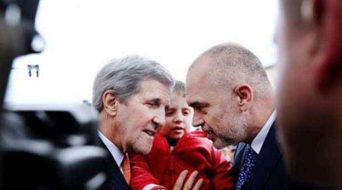 Momenti kur Kerry takohet me qytetarë në Tiranë (Video)