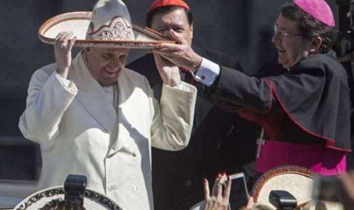 Papa Françesku me veshje meksikane