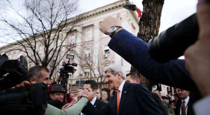 Shqiptarët deshën t’i bëhet tjetër lloj pritje sekretarit Kerry
