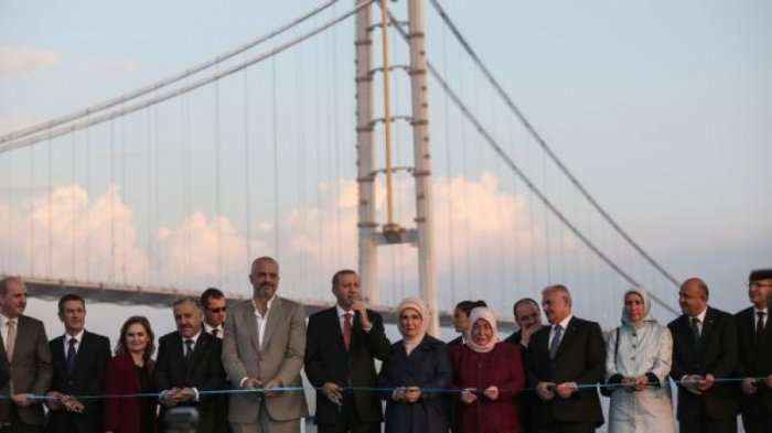 Erdogan e Rama përuruan “gjerdanin” e Gjirit të Izmitit