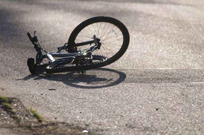 Makina përplas biçikletën, vdes 40-vjeçari