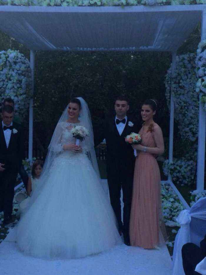  Në dasmen e vajzës së Bamir Topit ishte dhe këngëtari Armend Ademi (Foto)