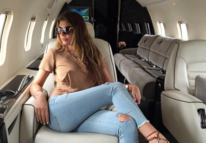 Angela dridhë të pasmet në avion privat (Foto/Video)
