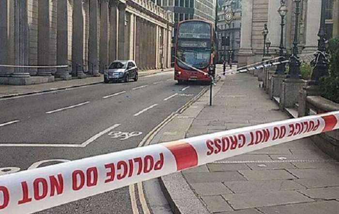 Sherr me thikë pranë Bankës së Anglisë në Londër, plagoset 26 vjeçari