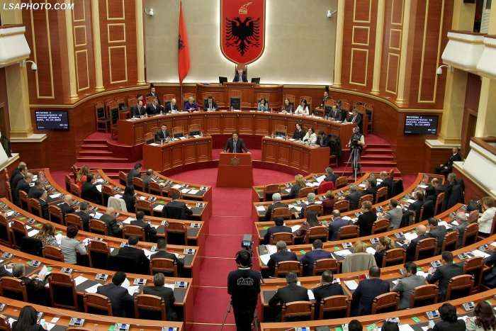 Zbatimi i ndryshimeve kushtetuese në Shqipëri nis në shtator