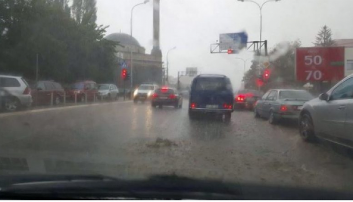 Rebesh shiu në Prishtinë, bllokohen rrugët (Video)