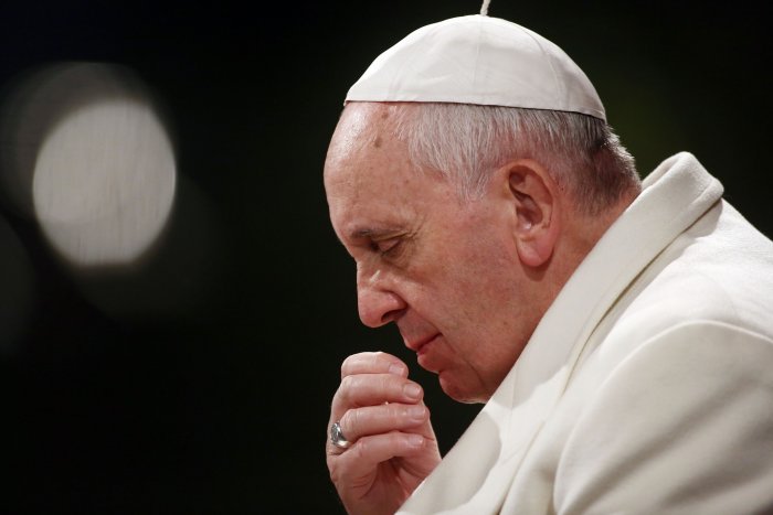 Papa Françesku rrëzohet gjatë meshës (Video)