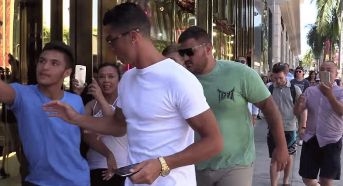 Fansi afrohet për selfie me Ronaldon – e turpshme çfarë bëri portugezi (Video)