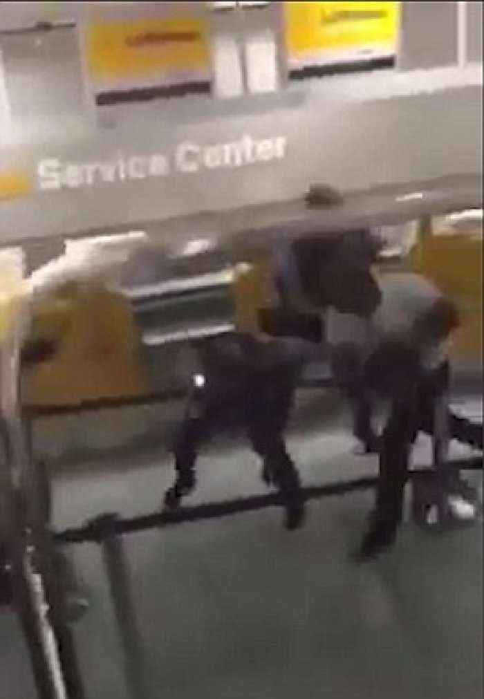 Pasagjeri rrah me grushta tre policë në aeroport (Video)