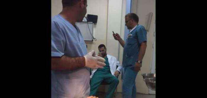 Mjekët në spitalin e Pejës rrijnë në telefon, anashkalojnë pacienten (Foto)