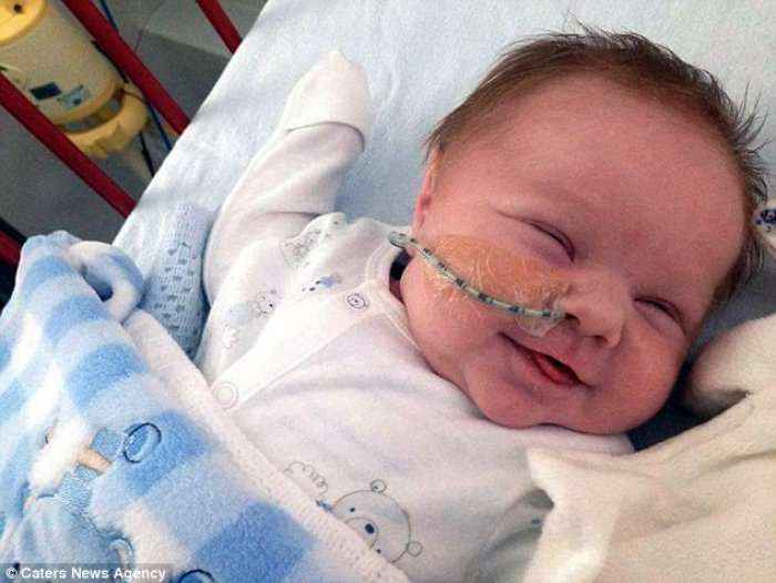 Bebja e lindur me organe jashtë, shpëtohet për mrekulli (Foto)