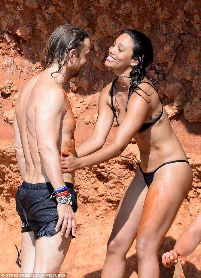Guetta kapet 'mat' në plazh me të dashurën 25 vjet më të re (Foto)