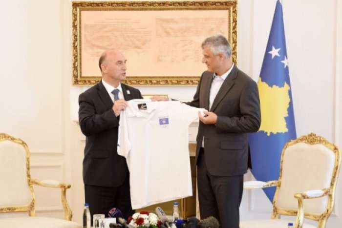 Thaçi i dorëzon flamurin shtetëror ekipit olimpik të Kosovës