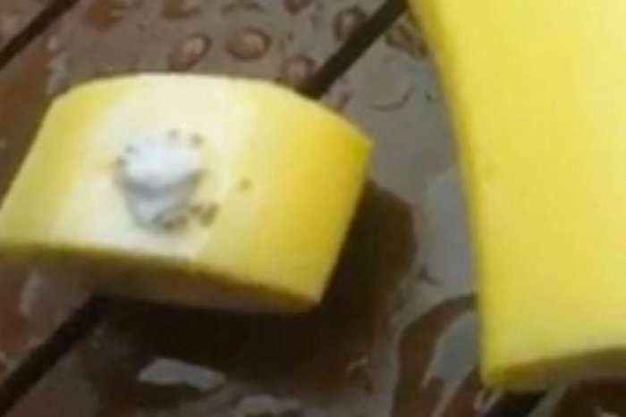Blen banane, tmerrohet nga ajo që gjen brenda (Video)